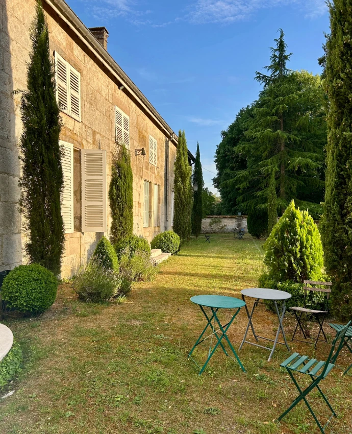 vue du château de Roches avec des tables qui invitent à s'y assoir