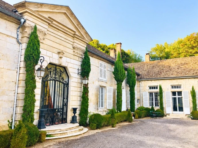 cour du château de roches-sur-rognon