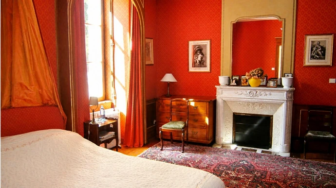 chambre rouge en suite avec la chambre Jouffroy d'Abbans