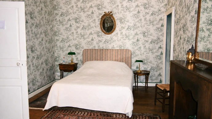 chambre verte, grand lit, en suite avec la chambre Jouffroy d'Abbans