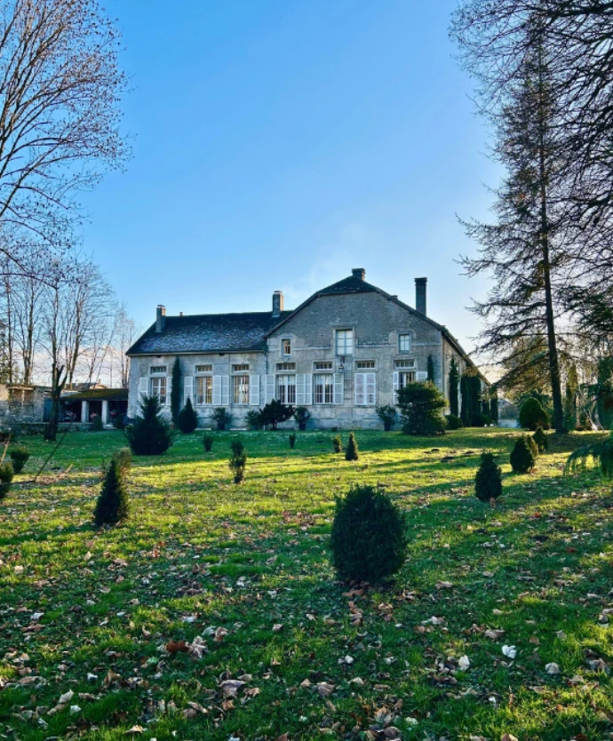 vue en hiver de la batisse du château, soleil traversant avec des ombres sur le parc
