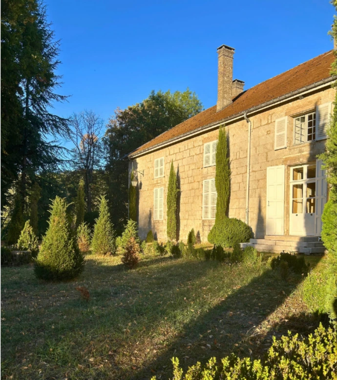 vue d'une aile du château avec soleil couchant